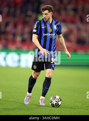 MONACO DI BAVIERA, GERMANIA - 8 APRILE: Carlos Augusto dell'FC Internazionale Milano durante la partita di prima gamba dei quarti di finale di UEFA Champions League 2024/25 tra il Bayern München e l'FC Internazionale Milano alla Fussball Arena Muenchen l'8 aprile 2025 a Monaco di Baviera, Germania. © diebilderwelt / Alamy Stock Foto Stock