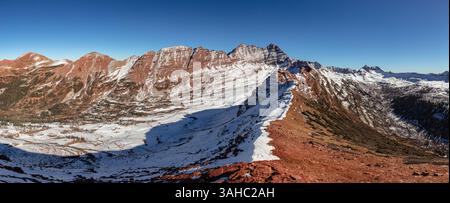 Due delle Elk Ranges più conosciute 14ers, Maroon Peak (14.163') e North Maroon Peak (14.022') circondate dalla splendida Elk Range 13ers. Foto Stock