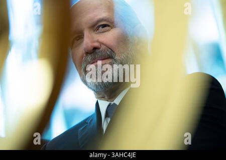 Washington, Stati Uniti. 09 aprile 2025. Il Segretario al commercio degli Stati Uniti Howard Lutnick osserva come il presidente degli Stati Uniti Donald J Trump firma i proclami degli ordini esecutivi nell'Ufficio ovale della Casa Bianca a Washington, DC, mercoledì 9 aprile 2025. Foto di Chris Kleponis/UPI credito: UPI/Alamy Live News Foto Stock