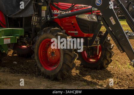 Daejeon, Corea del Sud. 26 maggio 2019: Primo piano di un trattore rosso parcheggiato al margine del campo appena piantato Foto Stock