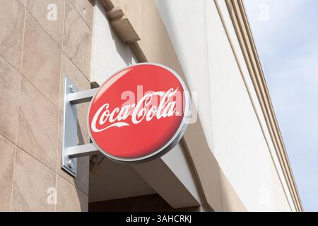Orlando, Florida, Stati Uniti - 21 gennaio 2022: L'insegna della Coca-Cola è visibile a Orlando, Florida. La Coca-Cola Company è una multinazionale delle bevande. Foto Stock
