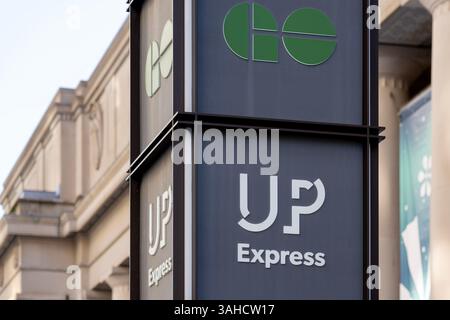 Toronto, Canada - 28 novembre 2020: Cartello UP (Union Pearson) Express fuori Union Station su Front Street a Toronto. Foto Stock