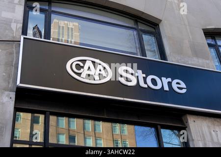 Toronto, Canada - 28 novembre 2020: Primo piano del cartello del CAA Store sull'edificio di Toronto. Foto Stock