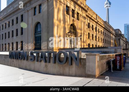 Toronto, Canada - 28 novembre 2020: A Toronto viene mostrato il cartello Union Station con la torre CN sullo sfondo. Foto Stock