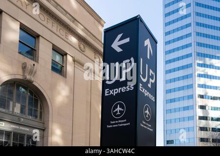 Toronto, Canada - 28 novembre 2020: Cartello UP (Union Pearson) Express fuori Union Station su Front Street a Toronto. Foto Stock