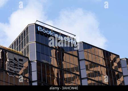 Toronto, Canada - 28 novembre 2020: Booking.com firma sull'edificio del call center per i clienti a Toronto Canada. Foto Stock