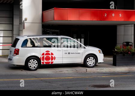 Toronto, Canada - 28 novembre 2020: Parcheggio per veicoli CBC radio-Canada all'ingresso del Canadian Broadcasting Centre di Toronto Foto Stock