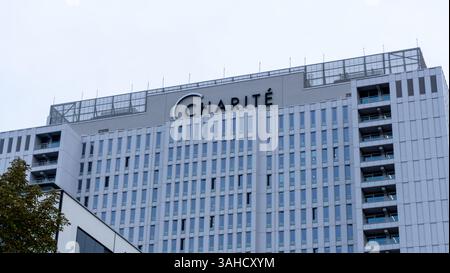 L'alto edificio dell'ospedale Universitario Charité di Berlin Mitte, uno dei centri medici più grandi e rinomati d'Europa. Foto Stock