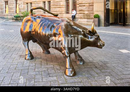 Amsterdam, Paesi Bassi - 09-20-2024: Statua del toro infuriato alla borsa, Amsterdam, Paesi Bassi, di fronte alla borsa. Foto Stock