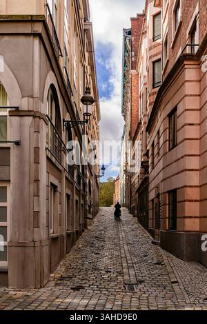 Una strada stretta a Bruxelles, in Belgio Foto Stock