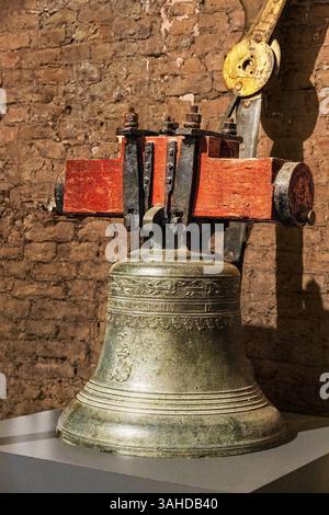 BRUGES, Belgio - 09-27-2024: Campana storica del carillon del Belfry che documenta il patrimonio musicale della torre. Un esempio del tradimento del carillon di Bruges Foto Stock