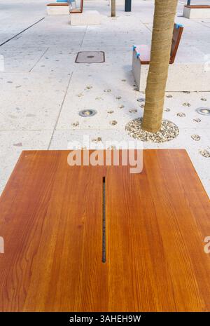 Spazio pubblico arredamento urbano. Design creativo con legno e cemento per lo spazio urbano. Giornata di sole nel centro città. Foto Stock