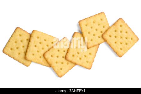 una pila di cracker sullo sfondo bianco con la maschera di ritaglio Foto Stock