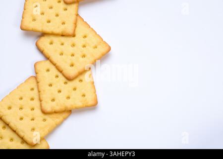 linea di cracker messi su un tavolo bianco con spazio vuoto Foto Stock
