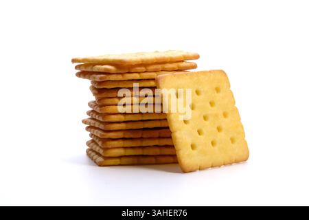 una pila di cracker su sfondo bianco Foto Stock