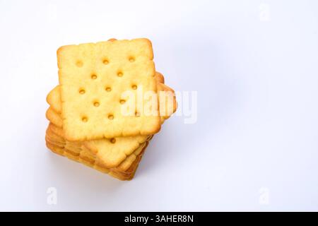 una pila di cracker collocata sullo sfondo bianco con il percorso di ritaglio Foto Stock