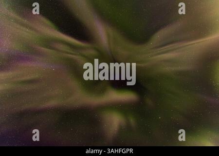 Marzo 22, 2015 - Islanda - Scenic e colorata aurora boreale, come visto durante la primavera in Kalfafell, Islanda (credito Immagine: © Daniel DeSlover/ZUMA filo) Foto Stock