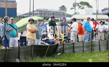 19 maggio 2015 - Pinellas Park, Florida, Stati Uniti - SCOTT KEELER | TIMES. I visitatori si radunano al circuito Showtime Speedway, Pinellas Park, 19/5/15, per vedere diversi incidenti simulati che coinvolgono autobus e berline. L'Ufficio dello sceriffo della contea di Pinellas, in collaborazione con l'Institute of Police Technology and Management IPTM, ha condotto crash test per raccogliere informazioni per le forze dell'ordine e altri tecnici sugli incidenti. (Immagine di credito: © Scott Keeler/Tampa Bay Times/ZUMA Wire) Foto Stock