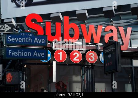 21 settembre 2013 - New York, New York, Stati Uniti - New York Subway. Settima strada. Fashion Avenue. Manhattan. STATI UNITI. Quasi trenta milioni di visitatori all'anno passano attraverso questa zona di â€‹â€‹Manhattan, e la maggior parte lo fa di notte , quando i suoi spettacoli migliori . La TV enorme e centinaia di insegne al neon pubblicizzano tutti i tipi di prodotti e spettacoli al suono delle cabine gialle che sfrecciano . Così chiamato perché gli uffici del New York Times sono stati collocati qui nel 1904. C'è stato un tempo in cui prostituzione, droga e crimine erano sinonimo di Times Square oggi è diventato pieno di teatri, auditorium, hotel e sontuoso riposo Foto Stock