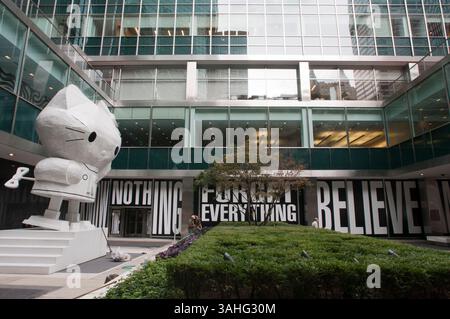 24 settembre 2013 - New York, New York, Stati Uniti - Un grande Hello Kitty bianco all'edificio Lever House di Park Avenue a Manhattan. (Immagine di credito: © Sergi Reboredo/ZUMA Wire/ZUMAPRESS.com) Foto Stock