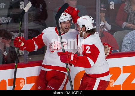 9 aprile 2015: Il centro dei Detroit Red Wings Darren Helm #43 celebra il suo gol con il difensore dei Detroit Red Wings Brendan Smith #2 durante una partita in NHL tra i Detroit Red Wings e i Montreal Canadiens al Bell Centre di Montreal, Quebec, Canada. Philippe Bouchard/CSM(immagine di credito: © Philippe Bouchard/Cal Sport medi/Cal Sport Media/ZUMAPRESS.com) Foto Stock