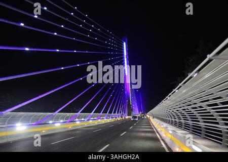 9 aprile 2015 - Colombia - Colombia, Bucaramanga. abril 07 de 2015. Lo que es el Golden Gate para San Francisco, el puente de Londres para Inglaterra y el puente de Brooklyn para New York, serÃÂ desde hoy el viaducto de la carrera Novena para Bucaramanga y Colombia. Se trata de una joya arquitectÃÂ³nica gigante, el puente atirantado mÃÂs grande del paÃÂ­s, que puede ser divisado por los viajeros que llegan desde el aire o por carretera. Ã‚â€œUn millÃÂ³n de ciudadanos se beneficiarÃÂn con la Novena, que es un anhelo de hace 25 aÃÂ±os en la ciudadÃ‚â€ , recalcÃÂ³ el alcalde de de Bucaramang Foto Stock