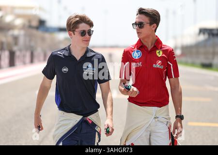 SAKHIR, BAHREIN - 10 APRILE: Luke Browning (Williams driver Academy) e Dino Beganovic (Ferrari driver Academy) guardano in anteprima in vista del Gran Premio di F1 del Bahrein sul Bahrain International Circuit il 10 aprile 2025 a Sakhir, Bahrain. (Foto di Qian Jun/Paddocker) credito: Jun QIAN/Alamy Live News Foto Stock