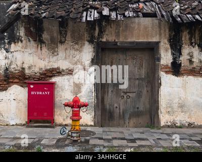 Gli estintori utilizzati come sistema di protezione ambientale sono installati nell'area della città vecchia Foto Stock