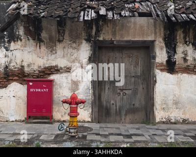 Gli estintori utilizzati come sistema di protezione ambientale sono installati nell'area della città vecchia Foto Stock