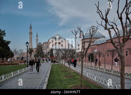 La grande Moschea di Hagia Sophia (Ayasofya) è una moschea, museo ed ex chiesa che funge da importante sito culturale e storico a Fatih Istanbul, Turchia. Foto Stock