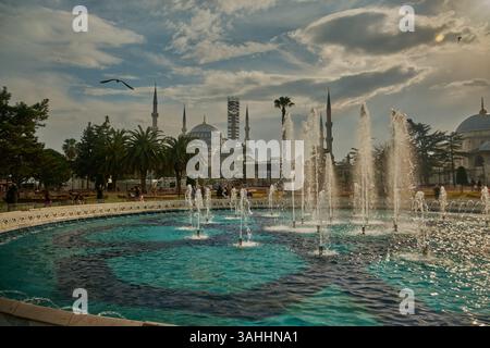 La Moschea Blu, la Moschea del Sultano Ahmed (in turco: Sultan Ahmet Camii), è una storica moschea imperiale di epoca ottomana situata a Fatih Istanbul, Turchia. Foto Stock