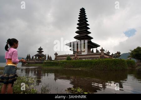 21 agosto 2013 - Bali, Indonesia - Tempio di Bali su Un lago pura Ulun Danu Bratan Indonesia. (Immagine di credito: Sergi Reboredo/ZUMA Wire/ZUMAPRESS.com) Foto Stock
