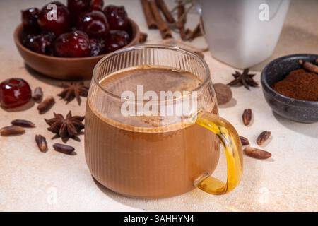Sano caffè organico con semi di dattero, tazza di caffè latte, fatto con semi di datteri grattugiati, con frutti di dattero interi e semi su sfondo beige . Alternativa c Foto Stock