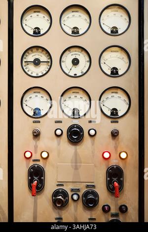 Pannello di controllo vintage con quadranti, indicatori, interruttori e spie con toni seppia. Foto Stock