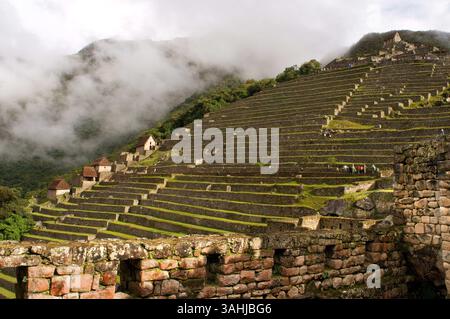18 marzo 2014 - Perù - Machu Picchu è una cittadella inca situata sulle Ande in Perù, sopra la valle del fiume Urubamba. Costruito nel XV secolo e successivamente abbandonato, itâ è rinomato per i suoi sofisticati muri a secco che fondono enormi blocchi senza l'uso di mortaio, edifici intriganti che giocano su allineamenti astronomici e viste panoramiche. (Immagine di credito: © Sergi Reboredo/ZUMA Wire/ZUMAPRESS.com) Foto Stock