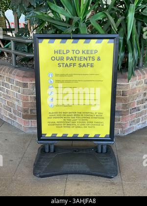 Chelsea, Londra, Regno Unito. 9 aprile 2025. Un cartello di distanziamento sociale Covid-19 fuori dal Royal Brompton Hospital in Sydney Street, Chelsea, Londra. "Gli ospedali Royal Brompton e Harefield costituiscono il più grande centro specializzato di cardiologia e polmoni del Regno Unito e sono tra i più grandi d'Europa". Storicamente i nostri team negli ospedali Royal Brompton e Harefield sono all'avanguardia nelle innovazioni rivoluzionarie da oltre 175 anni. I nostri esperti hanno condotto la prima operazione riuscita del Regno Unito per chiudere un buco nel cuore nel 1956, la prima angioplastica coronarica nel 1980 e la prima trasposizione del polmone cardiaco Foto Stock