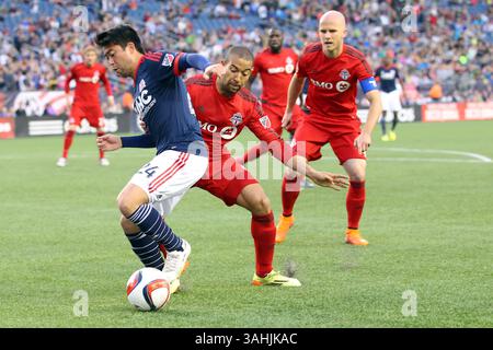 16 maggio 2015; Foxborough, ma, Stati Uniti; Lee Nguyen (24) e Luke Moore (27), centrocampista della New England Revolution in azione durante la prima metà di una partita della MLS tra New England Revolution e Toronto FC al Gillette Stadium. New England e Toronto hanno giocato a un pareggio per 1-1. Anthony Nesmith/CSM. (Immagine di credito: © Anthony Nesmith/Cal Sport Media/ZUMAPRESS.com) Foto Stock