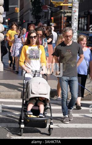 26 giugno 2017 - New York, New York, Stati Uniti - l'attrice ANNE HATHAWAY entra a Soho con suo marito ADAM SHULMAN e suo figlio Jonathan SHULMAN a New York. (Immagine di credito: © Curtis Means/Ace Pictures via ZUMA Press) Foto Stock
