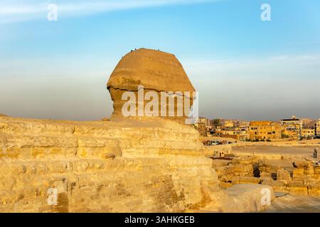 Cairo, Egitto; 20 gennaio 2024: Cattura la Sfinge di Giza, guardiano di un faraone con piramidi e vista del Cairo, Egitto. Perfetto per il trasporto di progetti Foto Stock
