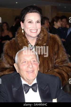 21 novembre 2003 - Hollywood, CA, Stati Uniti - 21 novembre 2003; Hollywood, CA, Stati Uniti; MARCH e LINDA SCHWARTZ durante il 49° Annual Command Performance Gala della Young Musician Foundation tenutosi al Beverly Hilton Hotel. Credito obbligatorio: Foto di Laura Farr/AdMedia. (Â©) Copyright 2003 di Laura Farr (immagine di credito: © Laura Farr/AdMedia via ZUMA Wire) Foto Stock