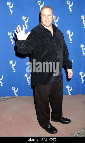 17 febbraio 2004 - North Hollywood, CA, Stati Uniti - 17 febbraio 2004; North Hollywood, CA, Stati Uniti; attore KEVIN JAMES durante uno sguardo esclusivo dietro le quinte della commedia CBS "King of Queens" tenutasi presso l'Academy of Television Arts & Sciences, credito obbligatorio: foto di Laura Farr/AdMedia. (Â©) Copyright 2003 di Laura Farr Foto Stock