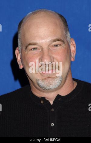 17 febbraio 2004 - North Hollywood, CA, Stati Uniti - 17 febbraio 2004; North Hollywood, CA, Stati Uniti; regista e produttore esecutivo ROB SCHILLER durante uno sguardo esclusivo dietro le quinte della commedia della CBS "King of Queens" tenutasi presso l'Academy of Television Arts & Sciences, credito obbligatorio: foto di Laura Farr/AdMedia. (Â©) Copyright 2003 di Laura Farr Foto Stock
