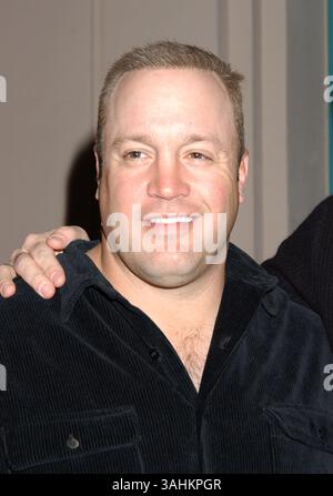17 febbraio 2004 - North Hollywood, CA, Stati Uniti - 17 febbraio 2004; North Hollywood, CA, Stati Uniti; attore KEVIN JAMES durante uno sguardo esclusivo dietro le quinte della commedia CBS "King of Queens" tenutasi presso l'Academy of Television Arts & Sciences, credito obbligatorio: foto di Laura Farr/AdMedia. (Â©) Copyright 2003 di Laura Farr Foto Stock