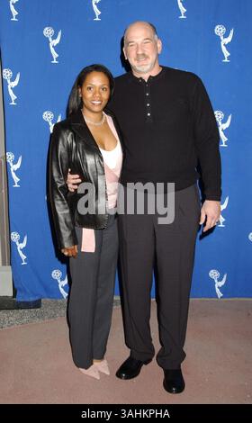 17 febbraio 2004 - North Hollywood, CA, Stati Uniti - 17 febbraio 2004; North Hollywood, CA, Stati Uniti; regista e produttore esecutivo ROB SCHILLER e moglie Barbara durante uno sguardo esclusivo dietro le quinte della commedia della CBS "King of Queens" tenutasi presso l'Academy of Television Arts & Sciences, credito obbligatorio: foto di Laura Farr/AdMedia. (Â©) Copyright 2003 di Laura Farr Foto Stock