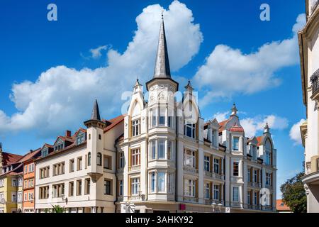 Edificio storico d'angolo con guglie e dettagli neogotici nella città vecchia di Gotha in una giornata di blu chiaro, la Turingia Foto Stock