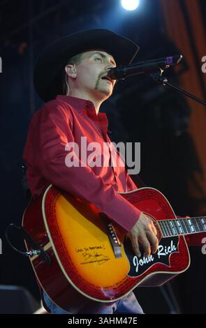 6 luglio 2004 - Pittsburgh, Pennsylvania, Stati Uniti - 7 luglio 2004; Pittsburgh, PA, Stati Uniti; il cantante JOHN RICH di BIG & RICH apre per TIM McGraw durante il tour "Out Loud" che si tiene al Post-Gazette Pavilion. Credito obbligatorio: Foto di Laura Farr/AdMedia. (Â©) Copyright 2004 di Laura Farr Foto Stock