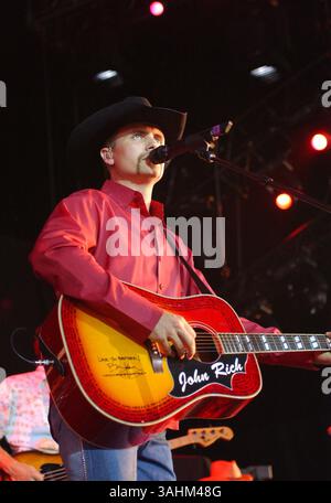 6 luglio 2004 - Pittsburgh, Pennsylvania, Stati Uniti - 7 luglio 2004; Pittsburgh, PA, Stati Uniti; il cantante JOHN RICH di BIG & RICH apre per TIM McGraw durante il tour "Out Loud" che si tiene al Post-Gazette Pavilion. Credito obbligatorio: Foto di Laura Farr/AdMedia. (Â©) Copyright 2004 di Laura Farr Foto Stock