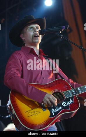 6 luglio 2004 - Pittsburgh, Pennsylvania, Stati Uniti - 7 luglio 2004; Pittsburgh, PA, Stati Uniti; il cantante JOHN RICH di BIG & RICH apre per TIM McGraw durante il tour "Out Loud" che si tiene al Post-Gazette Pavilion. Credito obbligatorio: Foto di Laura Farr/AdMedia. (Â©) Copyright 2004 di Laura Farr Foto Stock