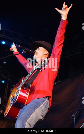 6 luglio 2004 - Pittsburgh, Pennsylvania, Stati Uniti - 7 luglio 2004; Pittsburgh, PA, Stati Uniti; il cantante JOHN RICH di BIG & RICH apre per TIM McGraw durante il tour "Out Loud" che si tiene al Post-Gazette Pavilion. Credito obbligatorio: Foto di Laura Farr/AdMedia. (Â©) Copyright 2004 di Laura Farr Foto Stock