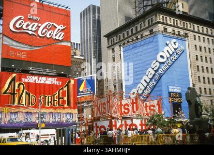 Times Square, Manhattan, New York in una giornata piena di impegni. Vintage capture degli anni '80 - maggio 1984. Logo di grandi aziende e molti pannelli pubblicitari - Coca Cola, Panasonic. Teatri ad ogni angolo. Biglietti in vendita e folle in coda. Foto Stock
